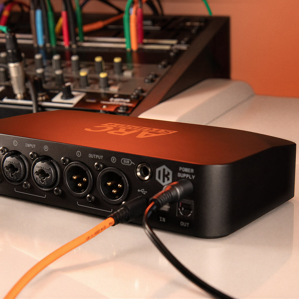 IK Multimedia ARC Studio+, connecting cables to the rear panel